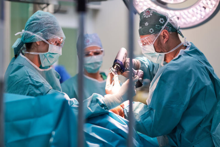 Implantácie kĺbových náhrad Nemocnica Bory_Ortopedicko traumatologicky program_Opercacie po urazoch