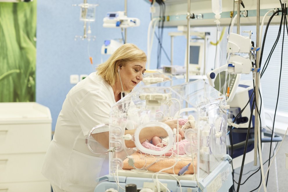 nemocnica bory - porodnica - neonatologia pediater inkubator