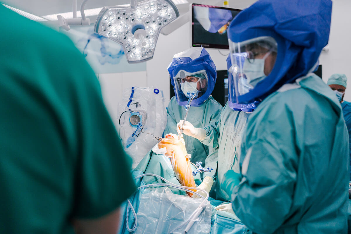 Operácia - ortopédia Bratislava v Nemocnici Bory - totálna endoprotéza kolena modernou roboticky asistovanou technológiou.