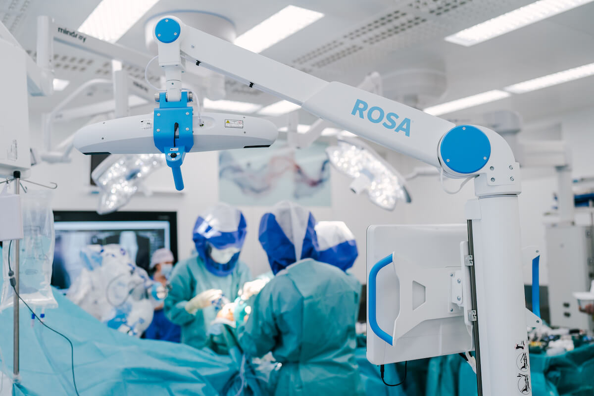Operácia - ortopédia Bratislava v Nemocnici Bory - totálna endoprotéza kolena modernou roboticky asistovanou technológiou.