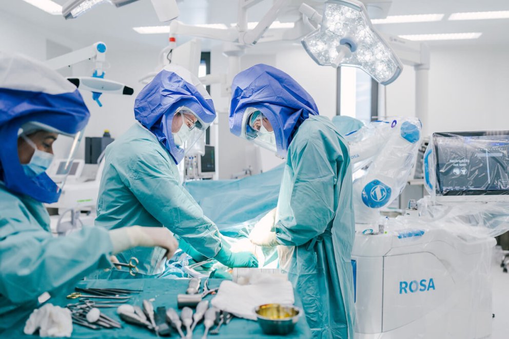 Operácia - ortopédia Bratislava v Nemocnici Bory - totálna endoprotéza kolena modernou roboticky asistovanou technológiou.