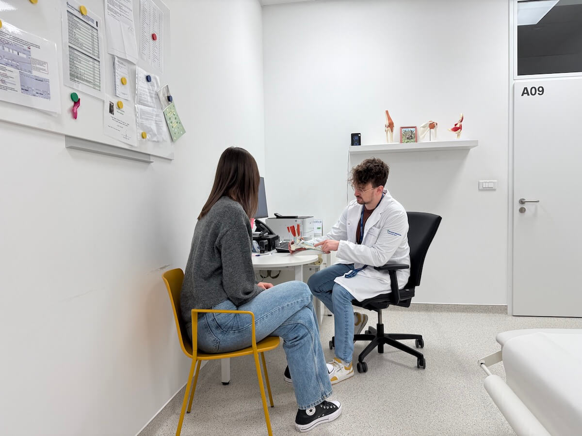 Ortopéd konzultuje v Ortopedickej ambulancii v Nemocnici Bory v Bratislava totálne endoprotézy kolena alebo bedrového kĺbu, artoskopie ramena alebo kolena a miniinvazívne operácie hallux.